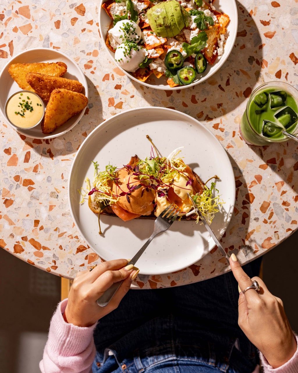 Just a short walk from Buckingham Palace and Sloane Sqaure. Morena Belgravia is one of central London’s favourite brunch spots, featuring matcha latte, french toast and pancakes. Best breakfast near Sloane Square and Chelsea London