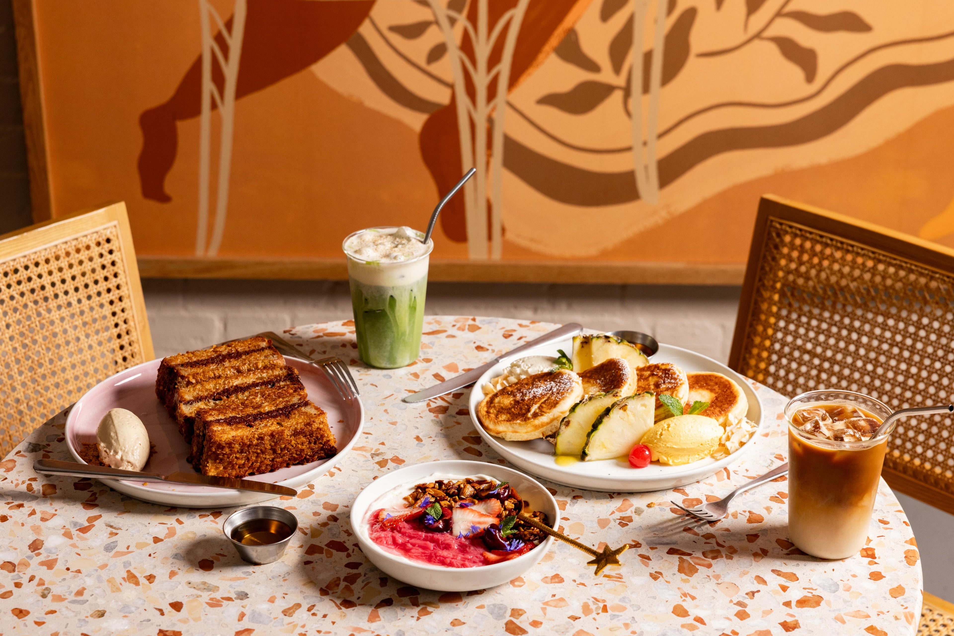 Just a short walk from Buckingham Palace and Sloane Sqaure. Morena Belgravia is one of central London’s favourite brunch spots, featuring matcha latte, french toast and pancakes
